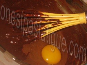Bûche spéculoos-mirabelle, domes meringues-marron, gelee fruits rouges_etape 4